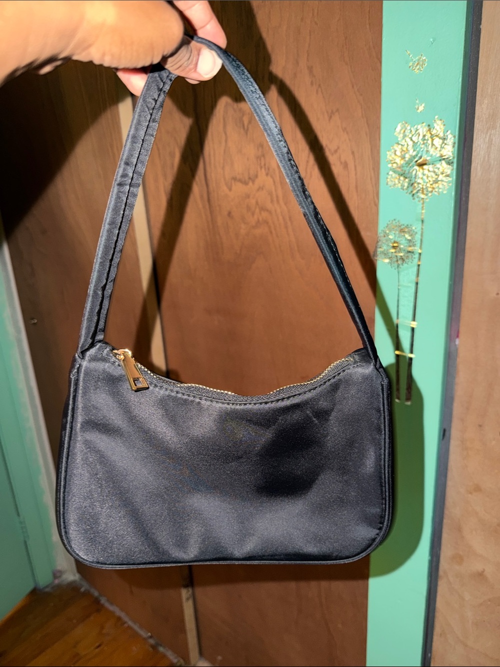 Classic Black Shoulder Bag - Sleek Everyday Carry